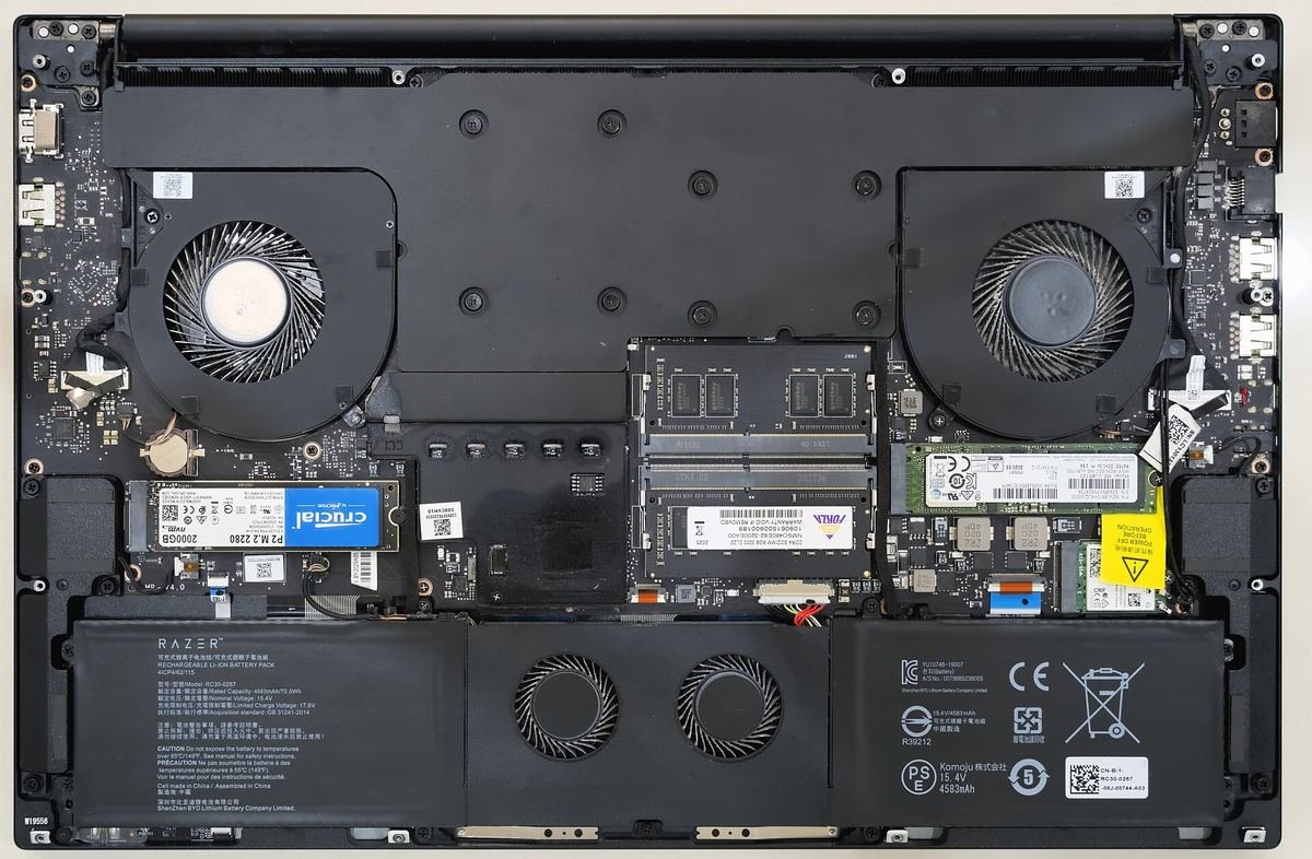 Portátil Razer Blade Pro 17 con la tapa inferior retirada, mostrando ventiladores, batería y ranuras
