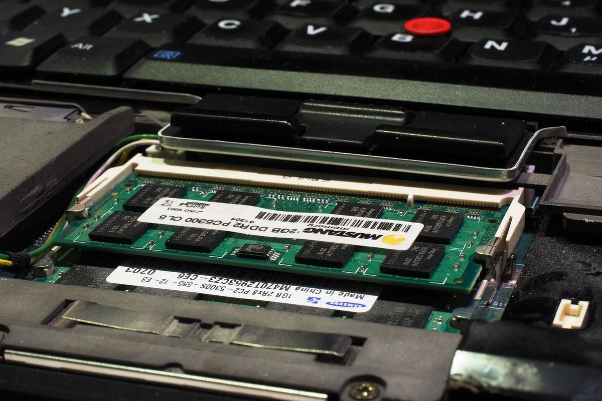 Módulo SO-DIMM instalado en la ranura de un ThinkPad T60 con la tapa abierta